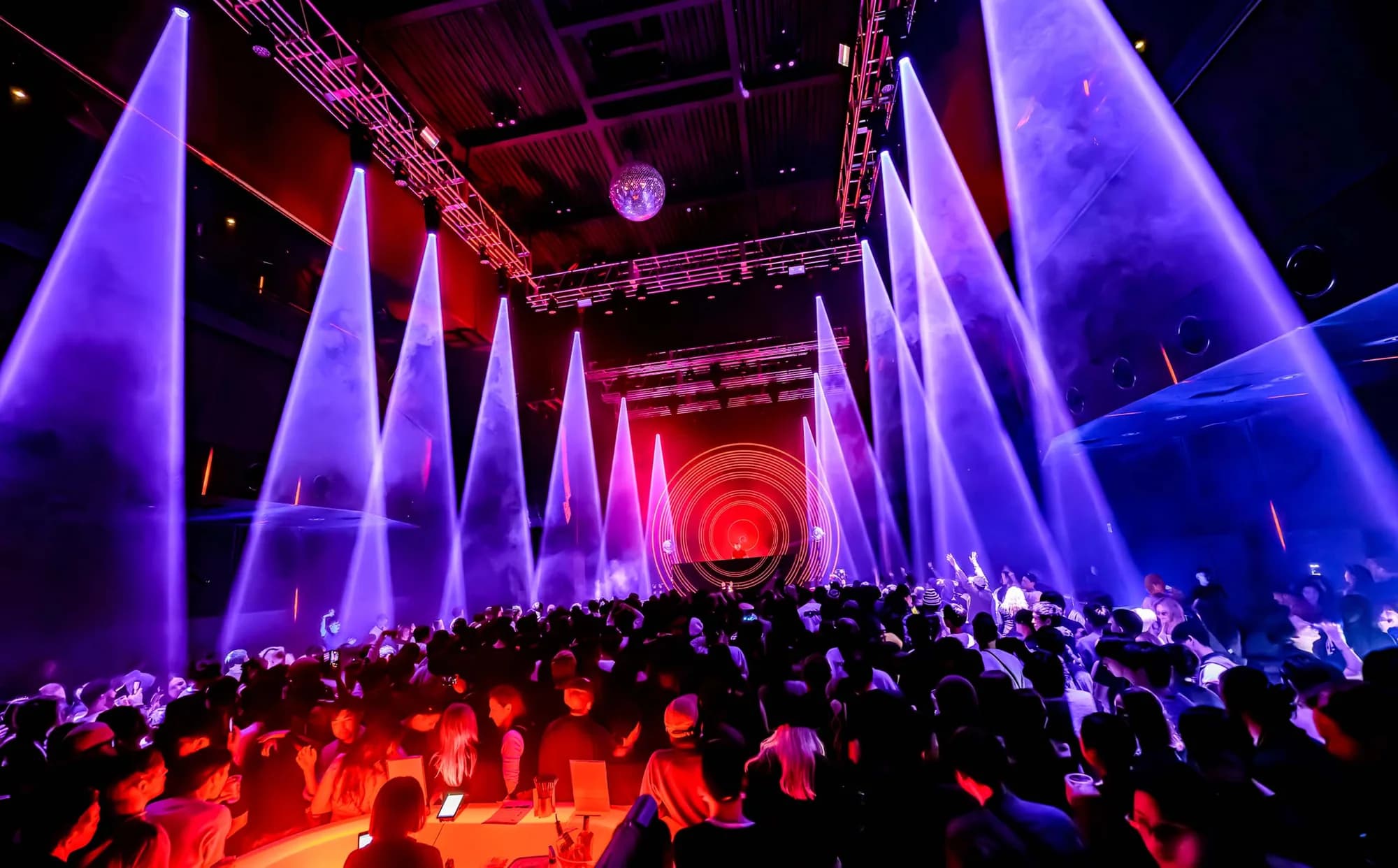 ZEROTOKYO의 음악과 조명