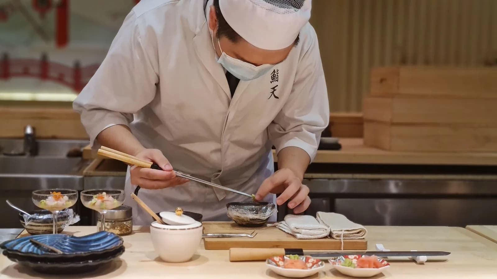 스시를 준비하는 장인의 손길